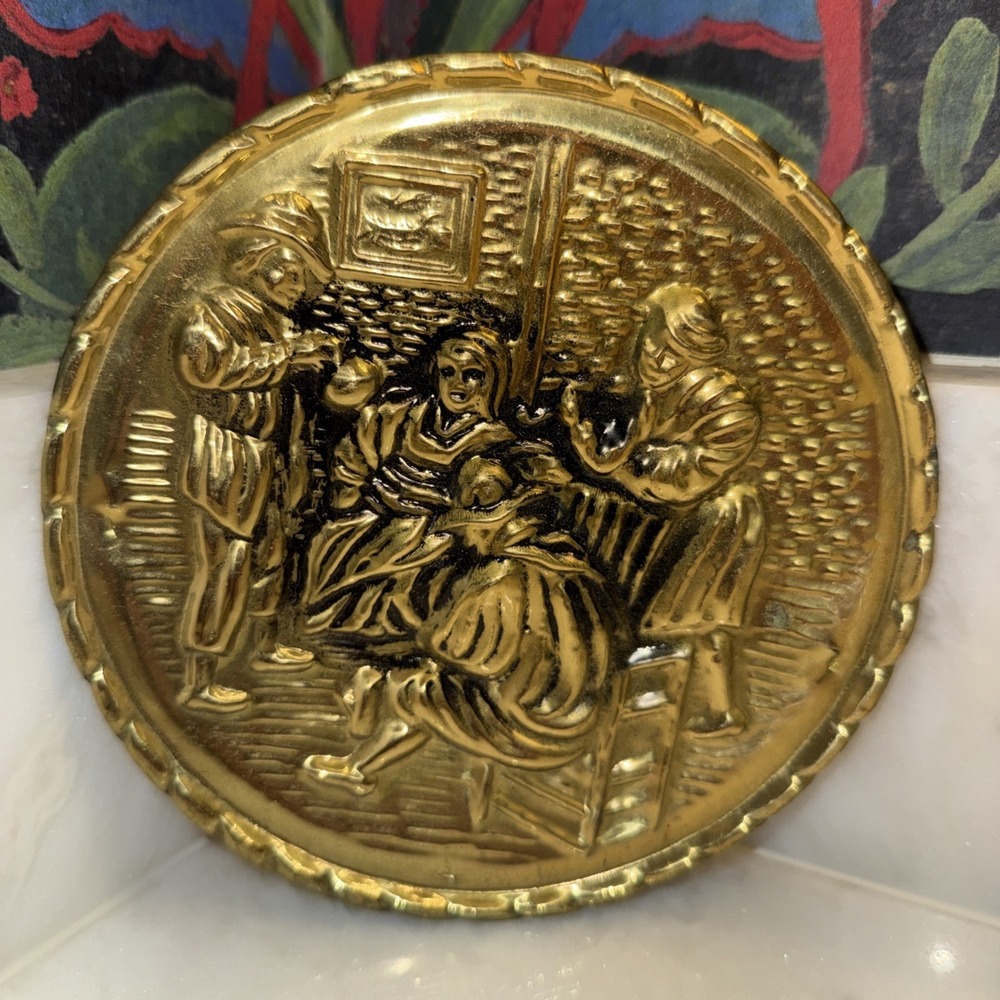 Vintage‎ Wall Pocket Round Brass English Pub Scene Made in England 6" Diameter